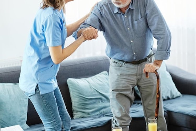 Como escolher cuidador profissional para apoio